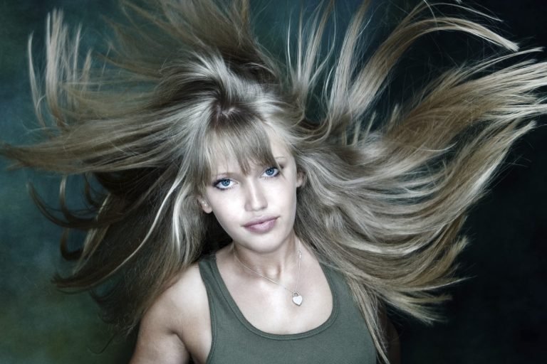 Portrait von Frau mit langen blonden Haaren