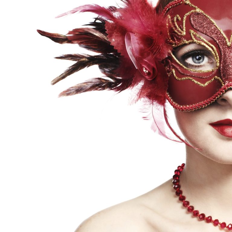 Frau trägt rote venezianische Maske mit Federn