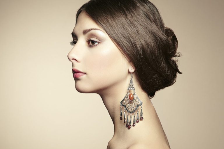 Profil einer bruenetten Frau mit langem Creolen-Ohrring